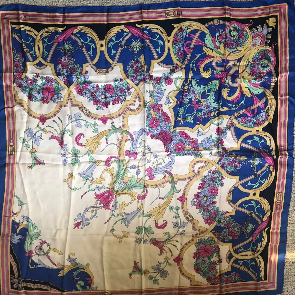 Vintage Authentic Gucci silk scarf - Picture 4 of 16